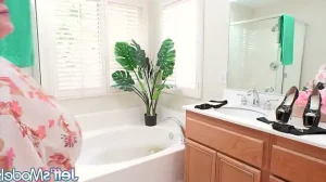 BBW Bunny De La Cruz Enjoys a Hot Bathroom Wanking Session