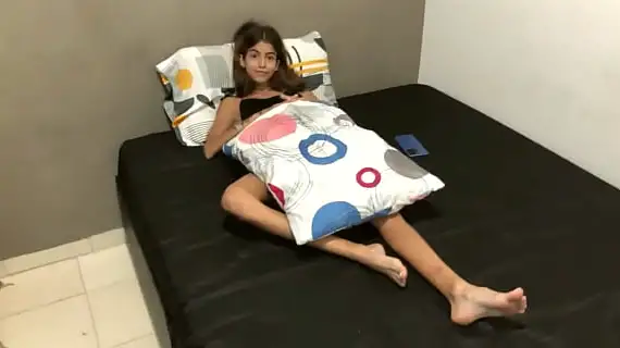 descubro a mi hermanastra pequena masturbandose en su cuarto y le ayudo y me la follo duro historia ompleta 1733502446